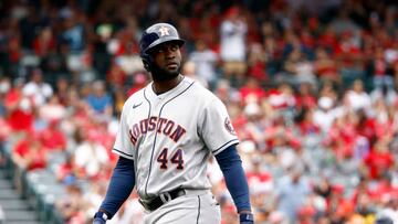 Yordan Álvarez y Manny Machado lideran a los latinos: Resumen del 18 de abril