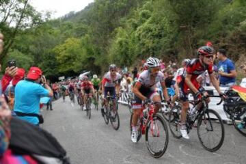 El pelot¨®n durante la novena etapa de la Vuelta Ciclista a Espa?a.