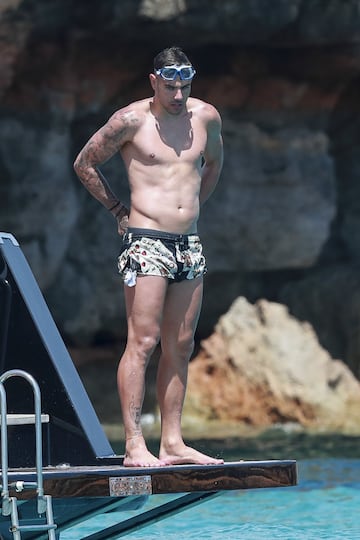 El lateral izquierdo del Real Madrid Theo Hern¨¢ndez se encuentra de vacaciones en Ibiza junto a sus amigos y pareja para relajarse antes de decidir su futuro.