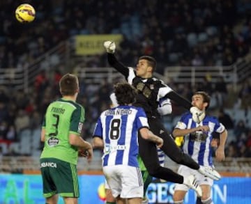 El portero argentino de la Real Sociedad Rulli despeja un balón ante Fontás.