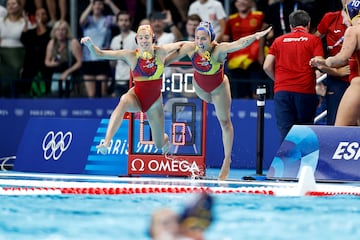 Las jugadoras españolas se lanzan a la piscina para celebrar en el agua la medalla de oro olímpica.