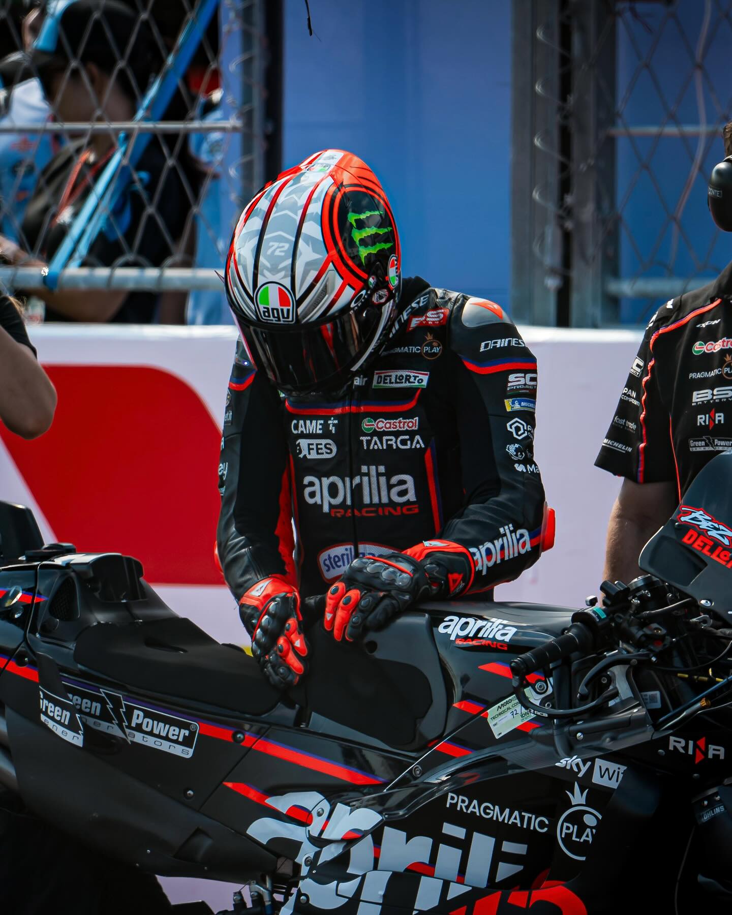 Marco Bezzecchi junto a la Aprilia de MotoGP tras el accidente con Marc Márquez.