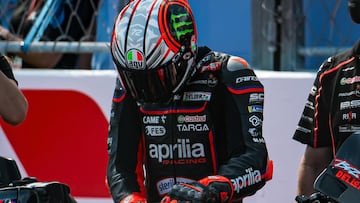 Marco Bezzecchi junto a la Aprilia de MotoGP tras el accidente con Marc Márquez.