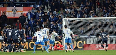 2-3. Isaiah Jerónimo lanza una falta directa y el balón se estrella en el larguero. En el rechace, aparece Gonzalo Di Renzo que dispara, el esférico golpea de nuevo en el travesaño y se cuela en la portería de Andriy Lunin.