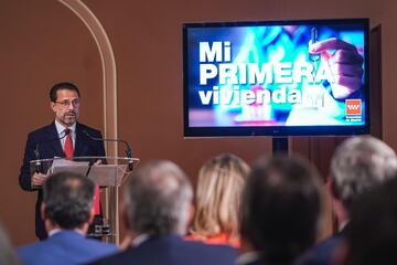 Javier Lasquetty, consejero de Hacienda, presentó el plan con representantes de CaixaBank, Ibercaja y Banco Santander.