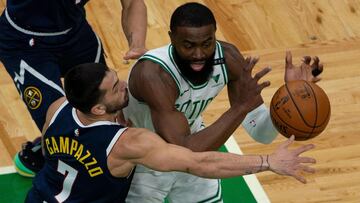 Boston (United States), 17/02/2021.- Boston Celtics guard Jaylen Brown (R) tries to keep control of the ball as Denver Nuggets guard Facundo Campazzo (L) defends during the NBA basketball game between the Denver nuggets and the Boston Celtics at the TD Garden in Boston, Massachusetts, USA, 16 February 2021. (Baloncesto, Estados Unidos) EFE/EPA/CJ GUNTHER SHUTTERSTOCK OUT