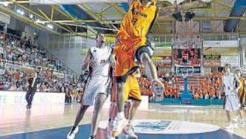 <b>EL MEJOR. </b>Gerald Fitch trata de anotar en la canasta murciana.