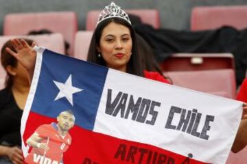 Hinchas de la seleccion chilena alientan a su equipo antes del partido valido por las clasificatorias al mundial de Rusia 2018 contra Peru disputado en el estadio Nacional de Santiago, Chile.