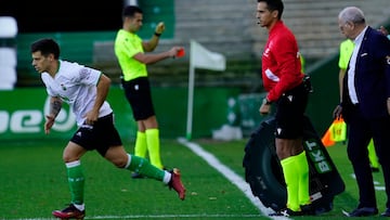 Alfonso González, Alfon, jugador del Racing, entrando al campo frente a la Ponferradina.