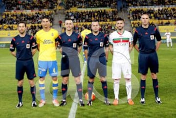 Partido Las Palmas-Granada. El árbitro Santiago Jaime Latre arropado por los capitanes, Vicente Gómez y Fran Rico, los asistentes Jorge Bueno Mateo y Fernando Tresaco Escabosa y el cuarto árbitro Cristian Adrián Lixandru.