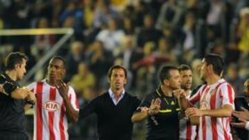 <b>EL INICIO. </b>Quique quiso impedir una expulsión a sus jugadores.