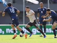 Chile's Lucas Cepeda controls the ball during the international friendly football match between Chile and Cape Verde at Eden Park in Auckland on March 27, 2026. (Photo by Michael Bradley / AFP)