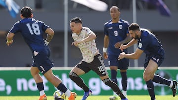 Chile's Lucas Cepeda controls the ball during the international friendly football match between Chile and Cape Verde at Eden Park in Auckland on March 27, 2026. (Photo by Michael Bradley / AFP)