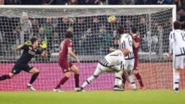 Simone Zaza (c) de Juventus anota un gol , miércoles 16 de diciembre de 2015, durante un partido por la Coppa Italia entre Juventus FC y Torino FC en Turín (Italia).