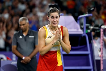 Carolina Marín iba ganando su partido de semifinales contra Bing Jiao cuando tras una caída, sintió un dolor en la rodilla que ya le era conocido. Trató de seguir, pero su rodilla no le respondía.