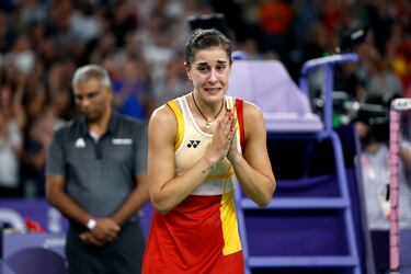 Carolina Marín iba ganando su partido de semifinales contra Bing Jiao cuando tras una caída, sintió un dolor en la rodilla que ya le era conocido. Trató de seguir, pero su rodilla no le respondía.