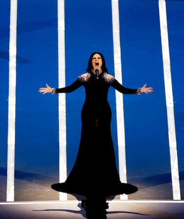 La cantante italiana Laura Pausini interpreta el himno de Italia durante la ceremonia inaugural de los Juegos Olímpicos de Invierno.