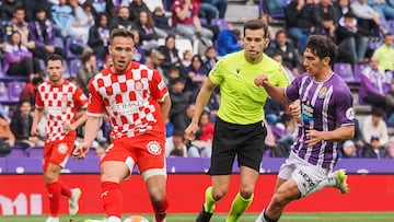 VALLADOLID 13/05/2025.- El centrocampista brasileño del Girona Arthur Melo (i) realiza un tiro a puerta durante el partido de LaLiga entre el Real Valladolid y el Girona, este martes en el estadio José Zorrilla. EFE/R. GARCIA.