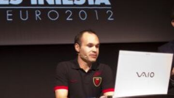 Rueda de prensa de Andr&eacute;s Iniesta y chat en vivo despu&eacute;s de ser elegido el mejor jugador de la Eurocopa 2012.