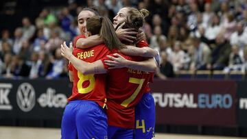 España celebra un gol.