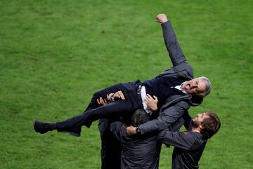 José Mourinho entrenador del Manchester United, celebrando con su cuerpo técnico, la victoria en la Final de la Europa League contra el Ajax Amsterdam