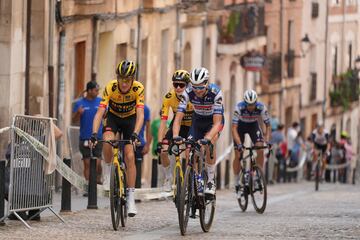El ciclista holandés del equipo Jumbo-Visma, Robert Gesink (izq.), y el ciclista belga del equipo Quick-Step, Pieter Serry, llegan para tomar la salida de la etapa 11 de la vuelta ciclista a España 2023