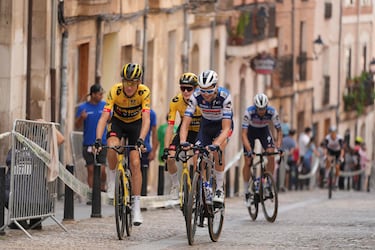 El ciclista holandés del equipo Jumbo-Visma, Robert Gesink (izq.), y el ciclista belga del equipo Quick-Step, Pieter Serry, llegan para tomar la salida de la etapa 11 de la vuelta ciclista a España 2023
