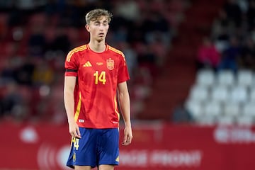 Internacional con la sub21. Luis de la Fuente le convoc en esta ventana de selecciones para suplir al lesionado ??igo Martnez. Nacido en ?msterdam, hijo del futbolista holands Donny Hujsen, los Hujsen se afincaron en Marbella cuando el el peque?o Dean tena 5 a?os. Se crio en Mlaga y se form en la cantera del Mlaga CF hasta que le fich la Juventus en 2021, cuando tena 16 a?os. Estuvo ligado al conjunto italiano hasta que en verano fue traspasado al Bournemouth de Iraola donde ha demostrado estar preparado para el ftbol de mximo nivel.