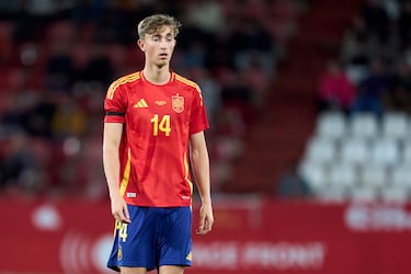 Internacional con la sub21. Luis de la Fuente le convocó en esta ventana de selecciones para suplir al lesionado Íñigo Martínez. Nacido en Ámsterdam, hijo del futbolista holandés Donny Hujsen, los Hujsen se afincaron en Marbella cuando el el pequeño Dean tenía 5 años. Se crio en Málaga y se formó en la cantera del Málaga CF hasta que le fichó la Juventus en 2021, cuando tenía 16 años. Estuvo ligado al conjunto italiano hasta que en verano fue traspasado al Bournemouth de Iraola donde ha demostrado estar preparado para el fútbol de máximo nivel. Debutó en Rotterdam, jugando contra Países Bajos el 20 de marzo de 2025, sustituyendo a Pau Cubarsí que se lesionó en la primera mitad del encuentro.