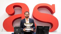 Visita de Jorge Garbajosa a la redacción de AS con el trofeo de campeón del Eurobasket 2023.