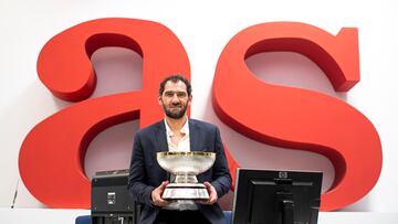 Visita de Jorge Garbajosa a la redacción de AS con el trofeo de campeón del Eurobasket 2023.