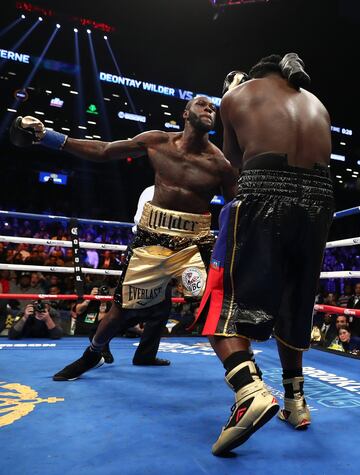 El boxeador estadounidense retuvo el título mundial de los pesados del Consejo Mundial en el primer asalto a los 2 minutos 59 segundos dejando KO al haitiano-canadiense.