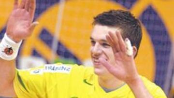 <b>BRAZO DE ORO. </b>Rutenka recibió el trofeo al máximo goleador.