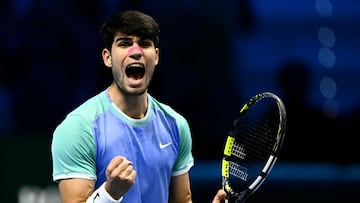 Carlos Alcaraz celebra su victoria contra Andrey Rublev en las ATP Finals.