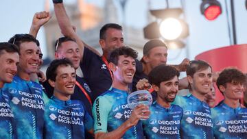 Team D�cathlon-AG2R La Mondiale's Ben O'Connor celebrates with teammates on the podium after the last stage of the Vuelta a Espana, a 24,6 km time-trial race between Madrid and Madrid, on September 8, 2024. (Photo by OSCAR DEL POZO / AFP)