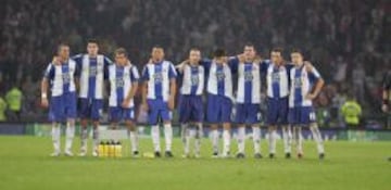 Los jugadores del Espanyol, durante la tanda de penaltis de la final de Copa UEFA 2006-07, ante el Sevilla.