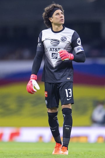 Ochoa se convirtió en un ídolo del América, jugó en Europa con Ajaccio, Málaga, Granada y Standard Lieja, además de volverse el portero fijo de la Selección Mexicana. Con el Tri consiguió cuatro Copas de Oro y jugó como titular dos mundiales. Actualmente juega en América.