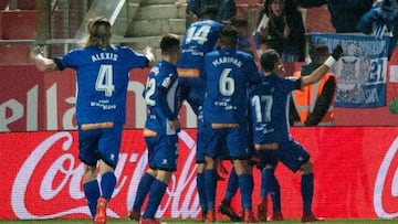 Los jugadores del Alavés celebran el tercer gol ante el Girona, durante el partido de Liga en Primera División disputado esta noche en el estadio de Montilivi.