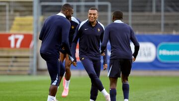Mbappé, Thuram y Dembéle, en el entrenamiento de Francia.