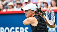 Iga Swiatek golpea de revés ante Karolina Muchova en Montreal.