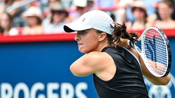 Iga Swiatek golpea de revés ante Karolina Muchova en Montreal.