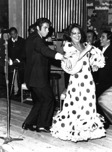 Manolo Santana se arranc¨® unos bailes el d¨ªa de su homenaje