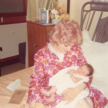 El inglés en los brazos de su madre. 