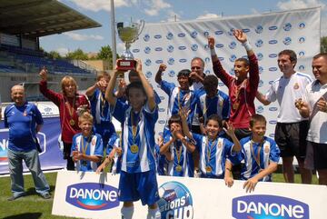 Marc Cucurella, levantando un trofeo como canterano del Espanyol.