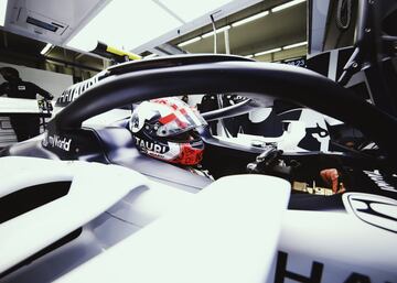 El piloto francés Pierre Gasly preparando su monoplaza. 