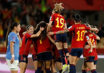 2-0. Mariona Caldentey celebra, con sus compañeras de equipo, el segundo gol que marca en el minuto 53 de partido