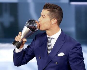 Cristiano Ronaldo besa el Premio 'The Best' a Mejor Jugador. 