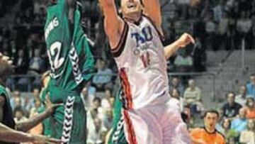 <b>DEBUT. </b>Ndong, que debutó con Unicaja, tapona un tiro de Peker.