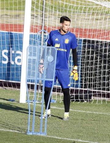 No jugó. Sabía que venía como tercer portero y su juventud le permite soñar con un largo camino en esta Selección. Su implicación en los entrenamientos ha sido total, a pesar de que sabía que sus opciones de jugar algún minuto eran remotas. Falta por ver si puede dar un paso más que le permita discutirle el puesto a De Gea en los próximos torneos.