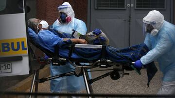 San Bernardo, 27 de mayo de 2020 Un paciente del hospital El Pino es trasladado desde su unidad de urgencia. Andres Pina/Aton Chile